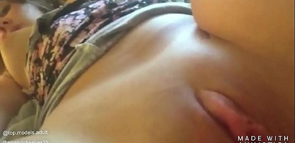  Novinha se masturbando com a bucetinha lisa ( instagram  @top.models.adult e @amandinhaalves25 )